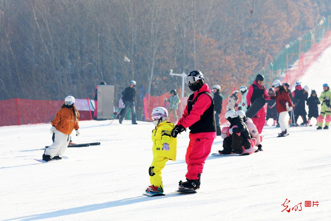 Ski resort draws crowds during Spring Festival in N China's Inner Mongolia