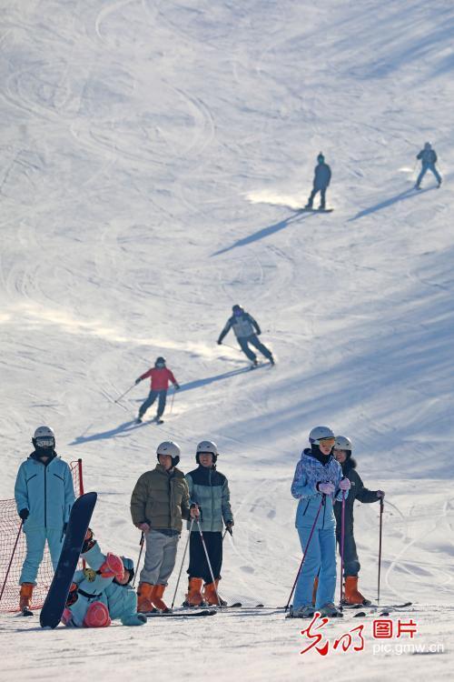 Ski resort draws crowds during Spring Festival in N China's Inner Mongolia