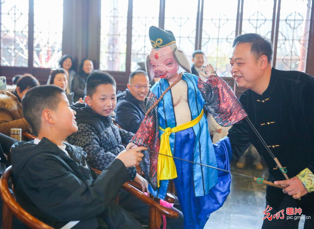 String puppet show charms visitors in E China's Jiangsu String puppet show charms visitors in E China's Jiangsu