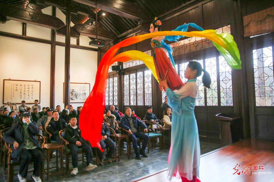 String puppet show charms visitors in E China's Jiangsu String puppet show charms visitors in E China's Jiangsu