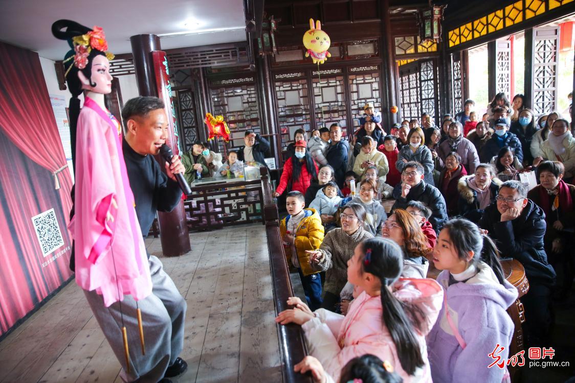 String puppet show charms visitors in E China's Jiangsu String puppet show charms visitors in E China's Jiangsu