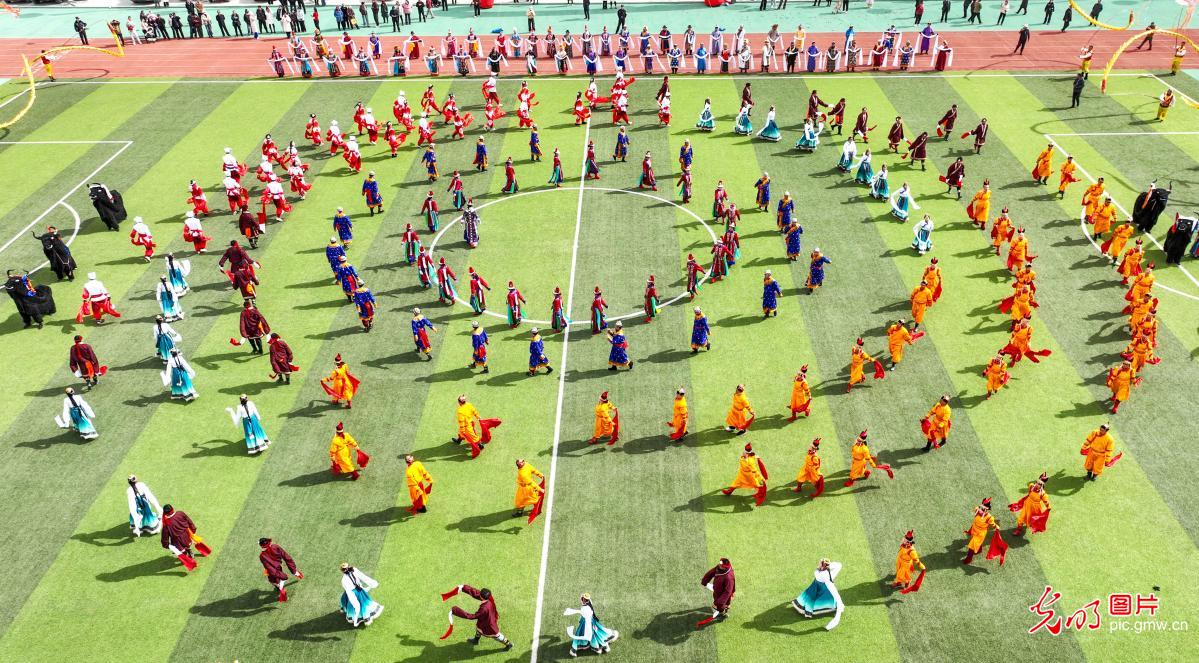 Ethnic performances staged to welcome Lantern Festival