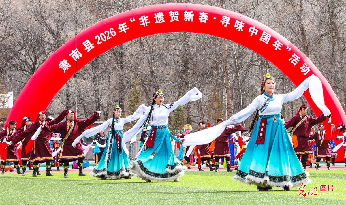 Ethnic performances staged to welcome Lantern Festival