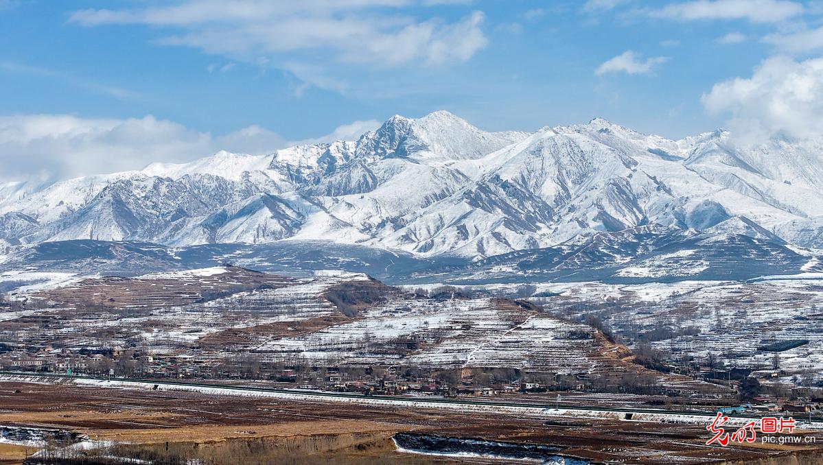 Magnificent snowfall scenery at NW China's Longwang Mountain
