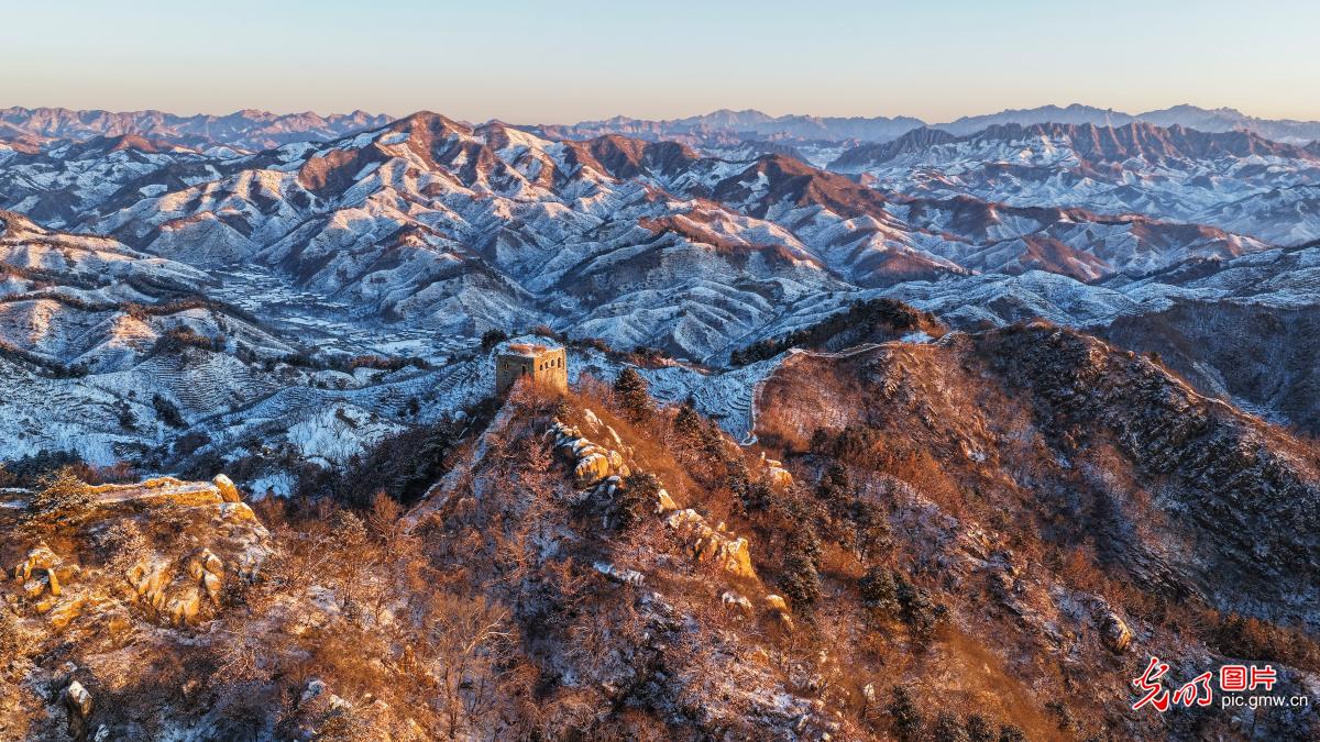 Snow-covered Great Wall presents majestic winter scene in N China's Hebei
