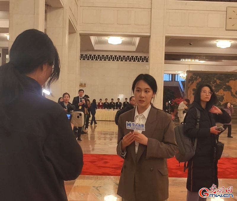 Compact devices gain popularity among journalists at Two Sessions