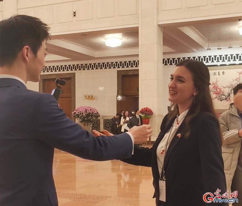Compact devices gain popularity among journalists at Two Sessions