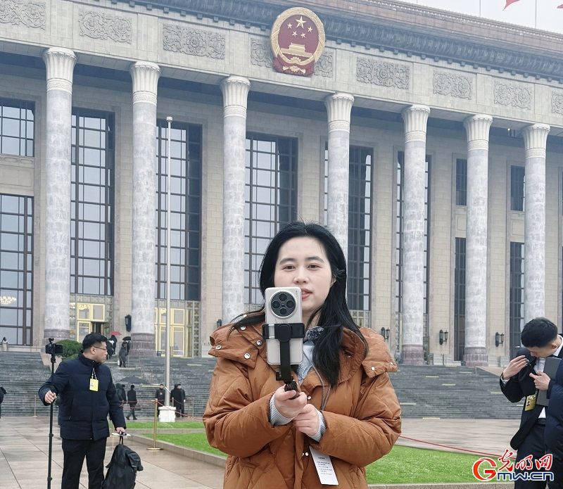 Compact devices gain popularity among journalists at Two Sessions