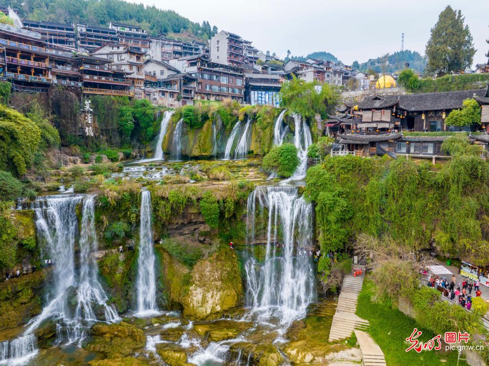 Waterfall attracts tourists in C China's Hunan