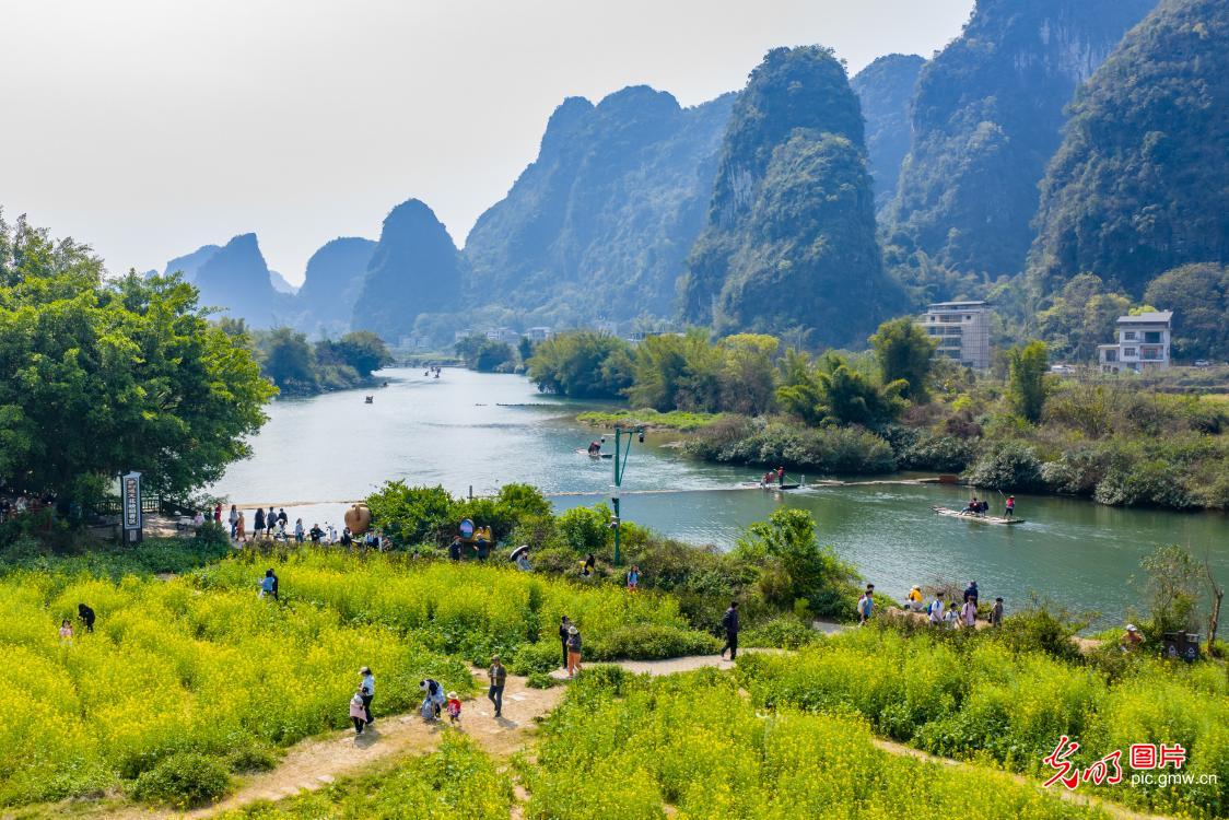 Students hike along Yulong River of S China's Guangxi