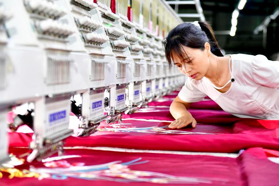 From China to world's wardrobes: The rise of Hanfu fashion