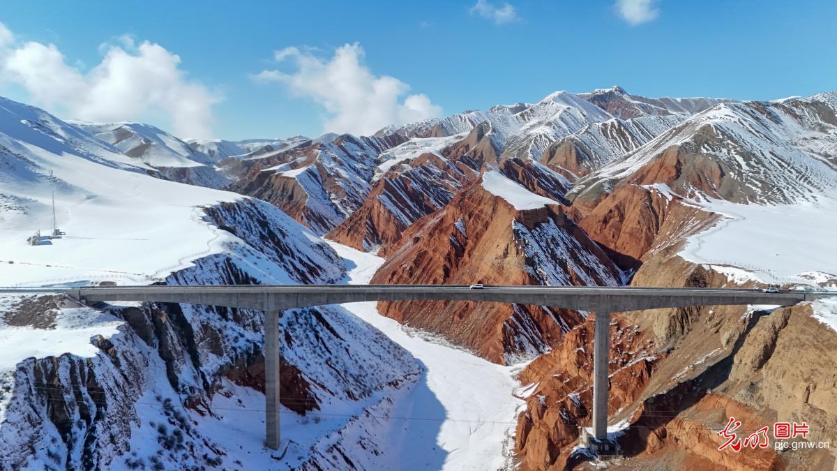 Snow blankets Danxia landforms in NW China's Xinjiang