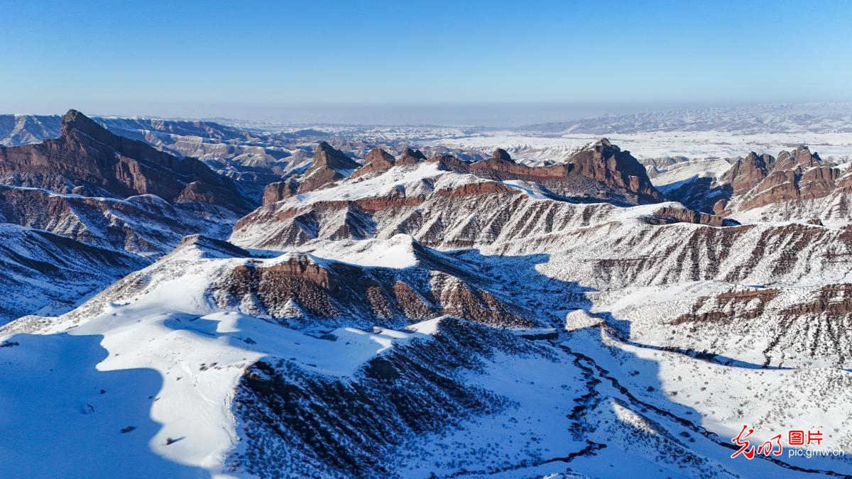 Snow blankets Danxia landforms in NW China's Xinjiang
