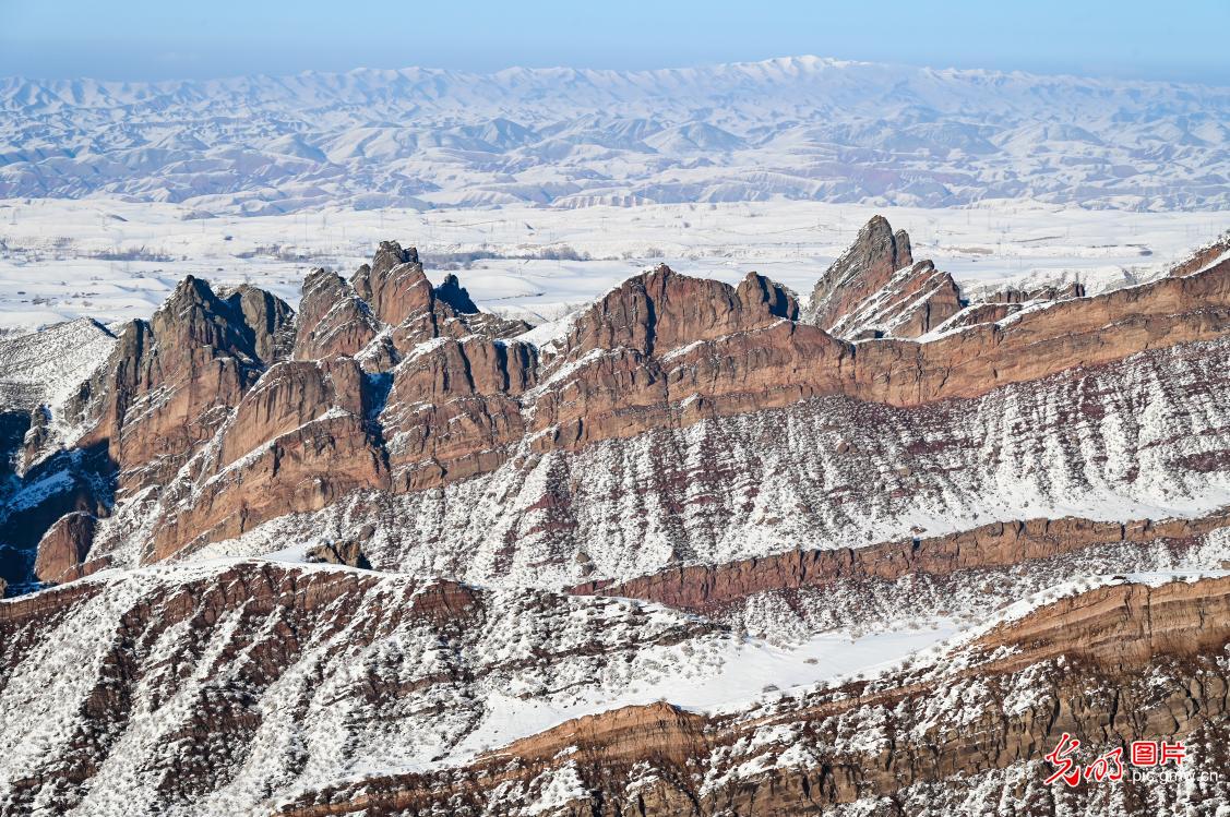 Snow blankets Danxia landforms in NW China's Xinjiang