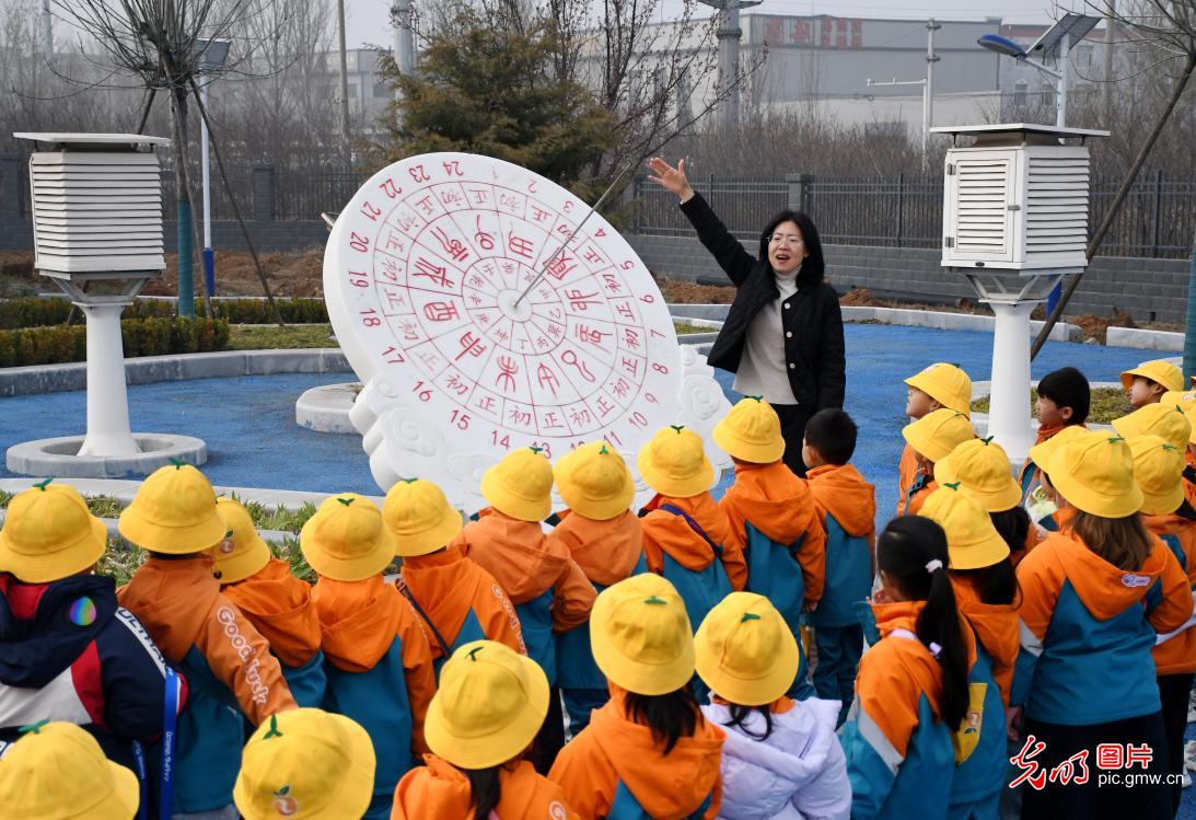 Kids explore meteorological science ahead of World Meteorological Day in N China's Hebei