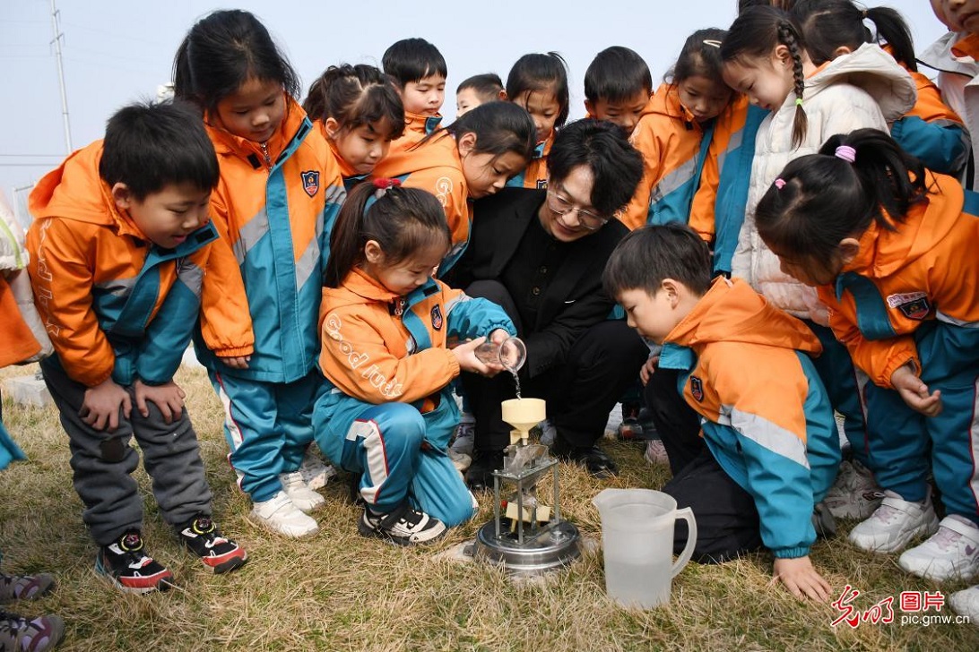 Kids explore meteorological science ahead of World Meteorological Day in N China's Hebei