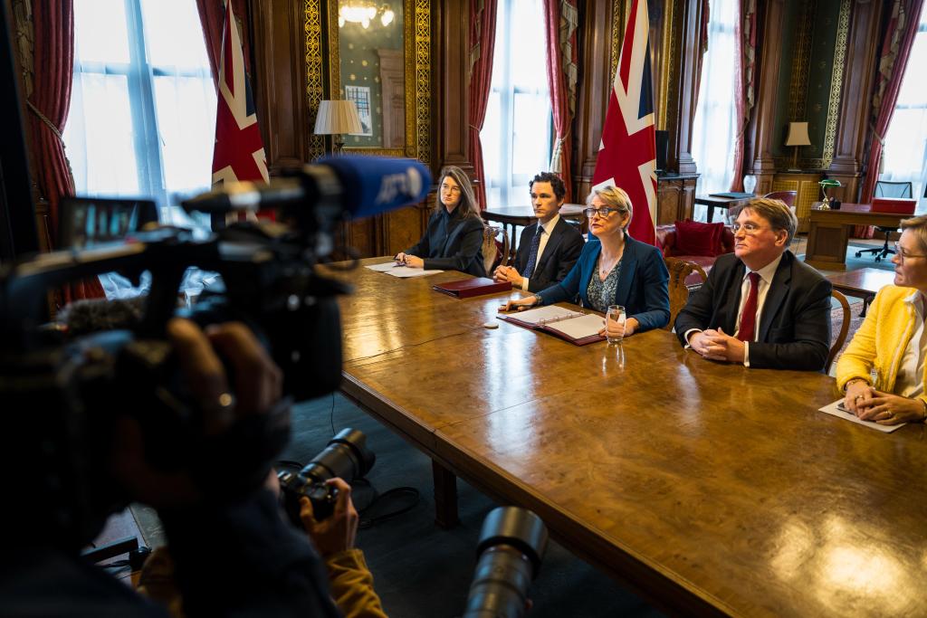 Britain-led int'l meeting demands