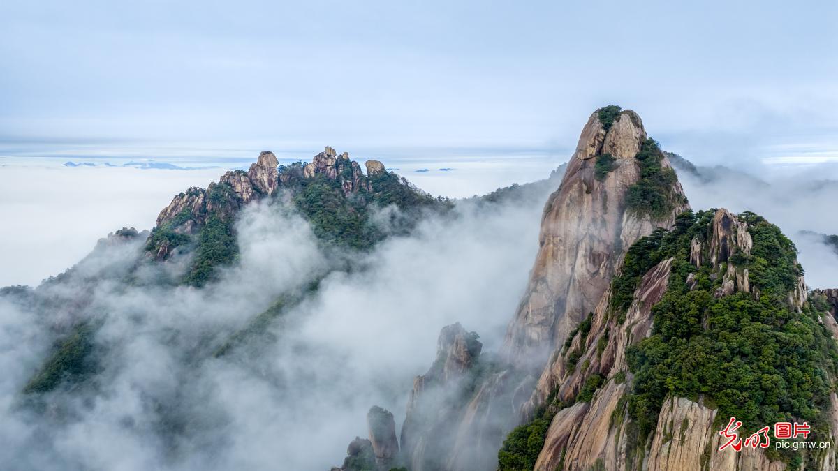 Misty peaks shroud Jiuhua Mountain in E China's Anhui