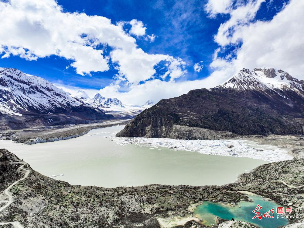 Glaciers and lakes create scenic draw in SW China's Xizang Glaciers and lakes create scenic draw in SW China's Xizang