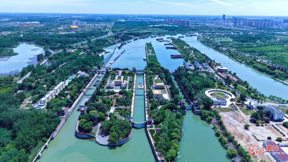 Busy shipping on Beijing-Hangzhou Grand Canal in E China's Jiangsu