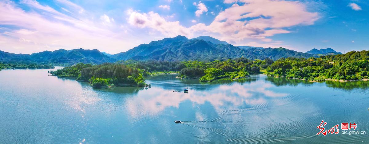 Boating on emerald waters draws tourists in E China's Anhui