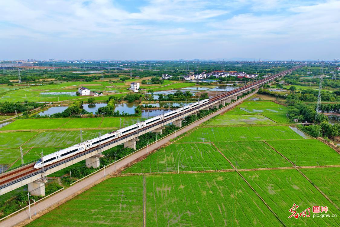 Rural landscape unfolds in early summer in E China's Jiangxi Rural landscape unfolds in early summer in E China's Jiangxi