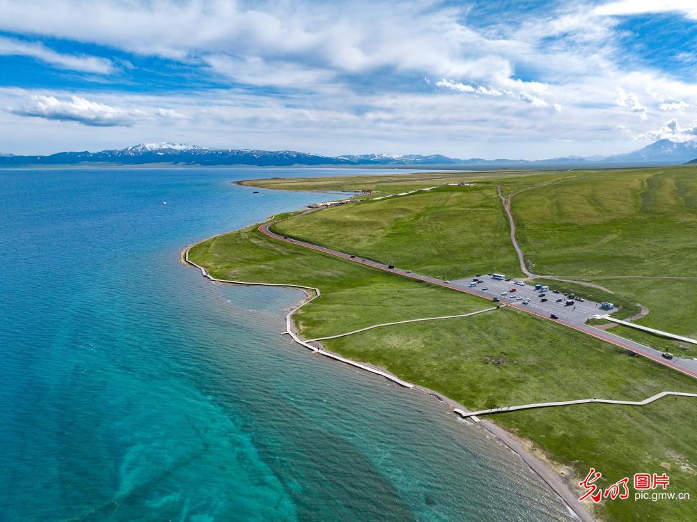 Crystal-clear waters draw visitors to Sayram Lake in China's NW Xinjiang