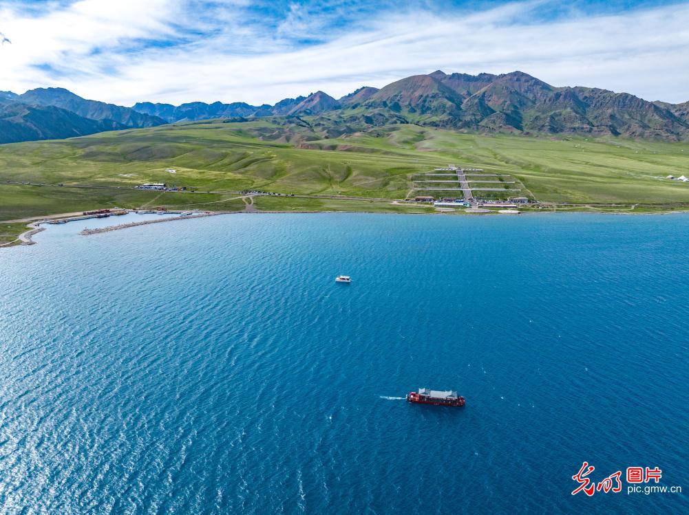 Crystal-clear waters draw visitors to Sayram Lake in China's NW Xinjiang