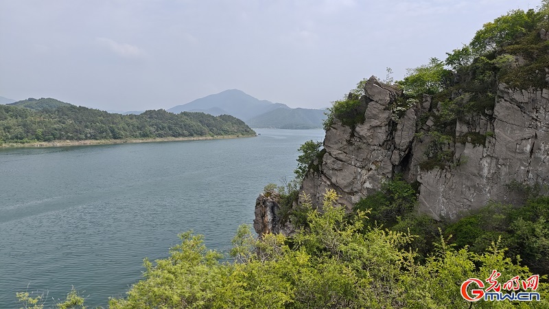Scenic cliffs overlook Jinhai Lake in Beijing Scenic cliffs overlook Jinhai Lake in Beijing