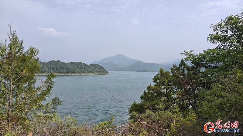 Scenic cliffs overlook Jinhai Lake in Beijing Scenic cliffs overlook Jinhai Lake in Beijing