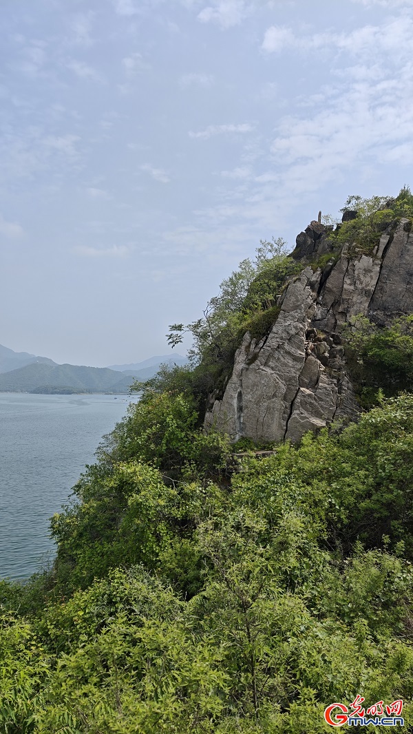 Scenic cliffs overlook Jinhai Lake in Beijing Scenic cliffs overlook Jinhai Lake in Beijing