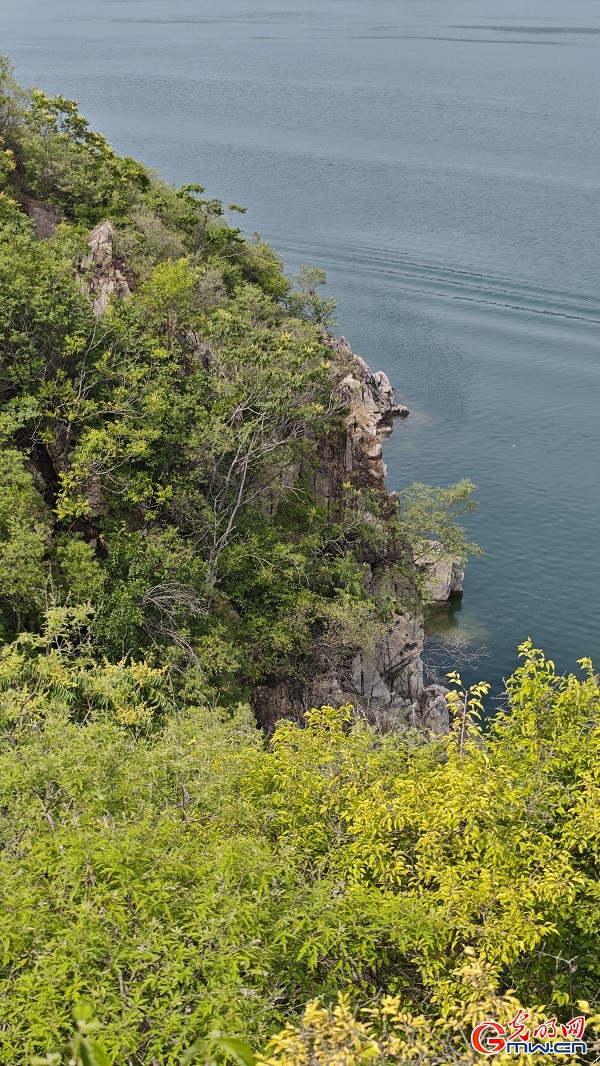 Scenic cliffs overlook Jinhai Lake in Beijing Scenic cliffs overlook Jinhai Lake in Beijing