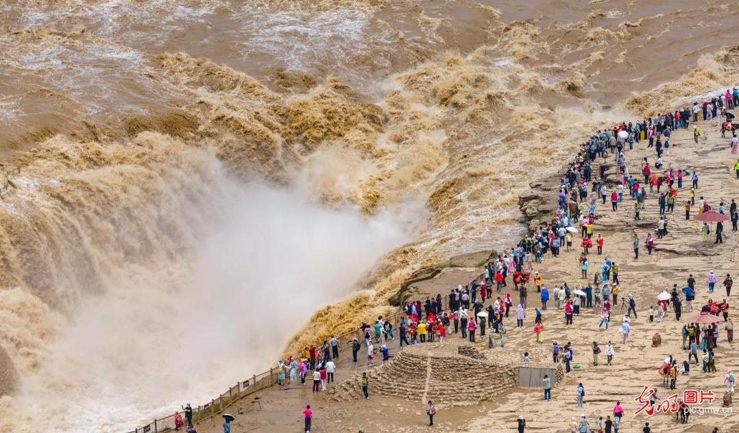 Spectacular “golden cascades” presented in N China’s Shanxi