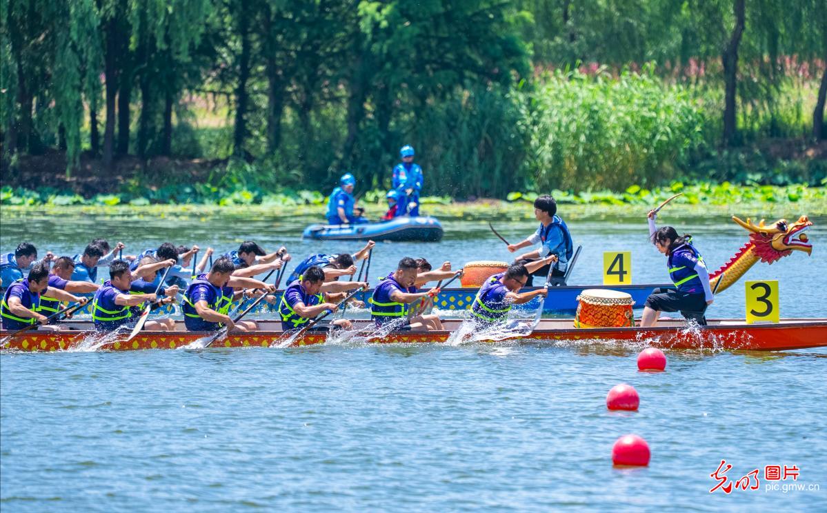 Dragon boat teams race in E China's Jiangsu