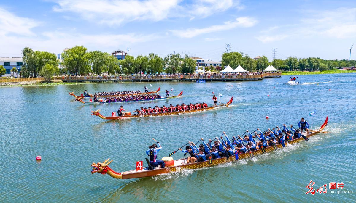 Dragon boat teams race in E China's Jiangsu