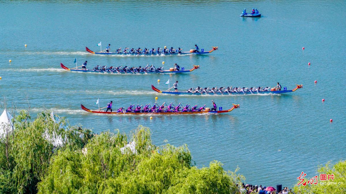 Dragon boat teams race in E China's Jiangsu
