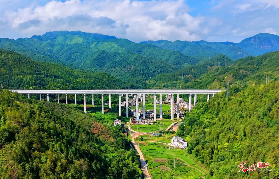Expressway weaves through summer countryside in E China's Jiangxi Expressway weaves through summer countryside in E China's Jiangxi