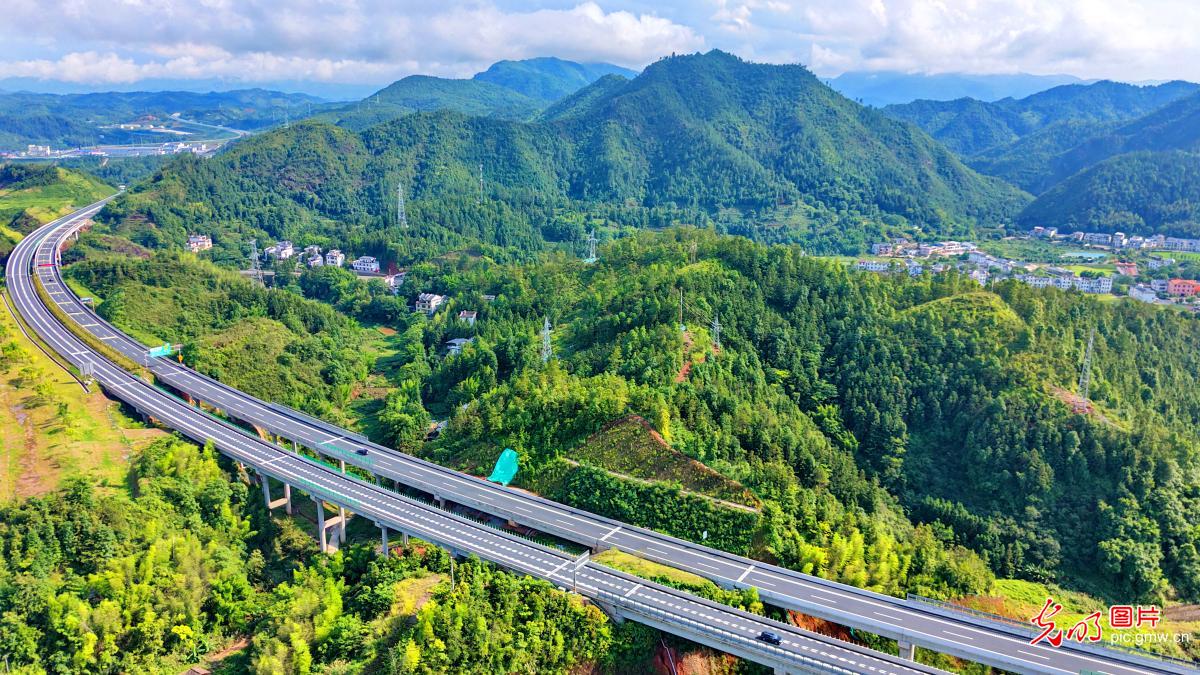 Expressway weaves through summer countryside in E China's Jiangxi Expressway weaves through summer countryside in E China's Jiangxi