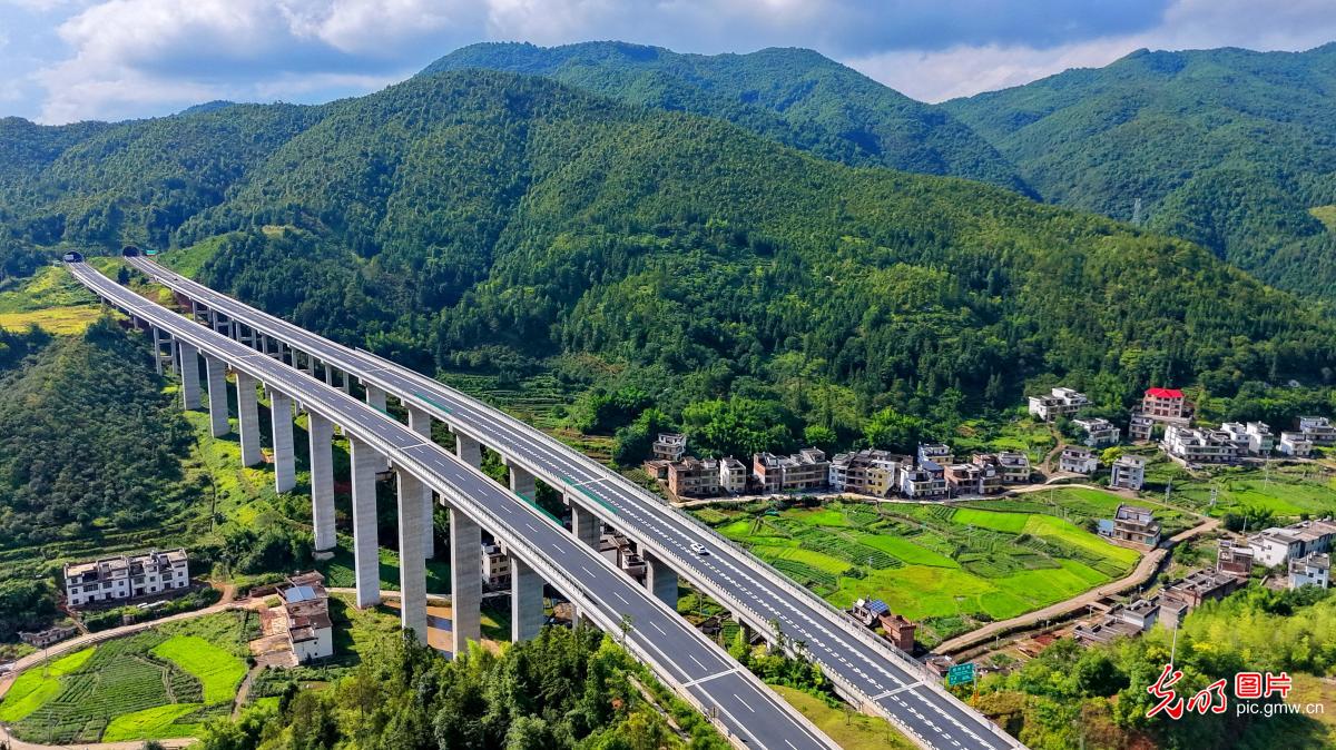 Expressway weaves through summer countryside in E China's Jiangxi Expressway weaves through summer countryside in E China's Jiangxi