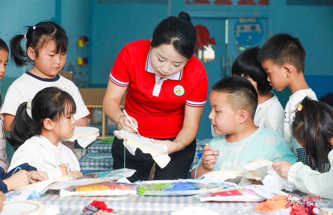Children learn local opera in SW China's Guizhou Children learn local opera in SW China's Guizhou