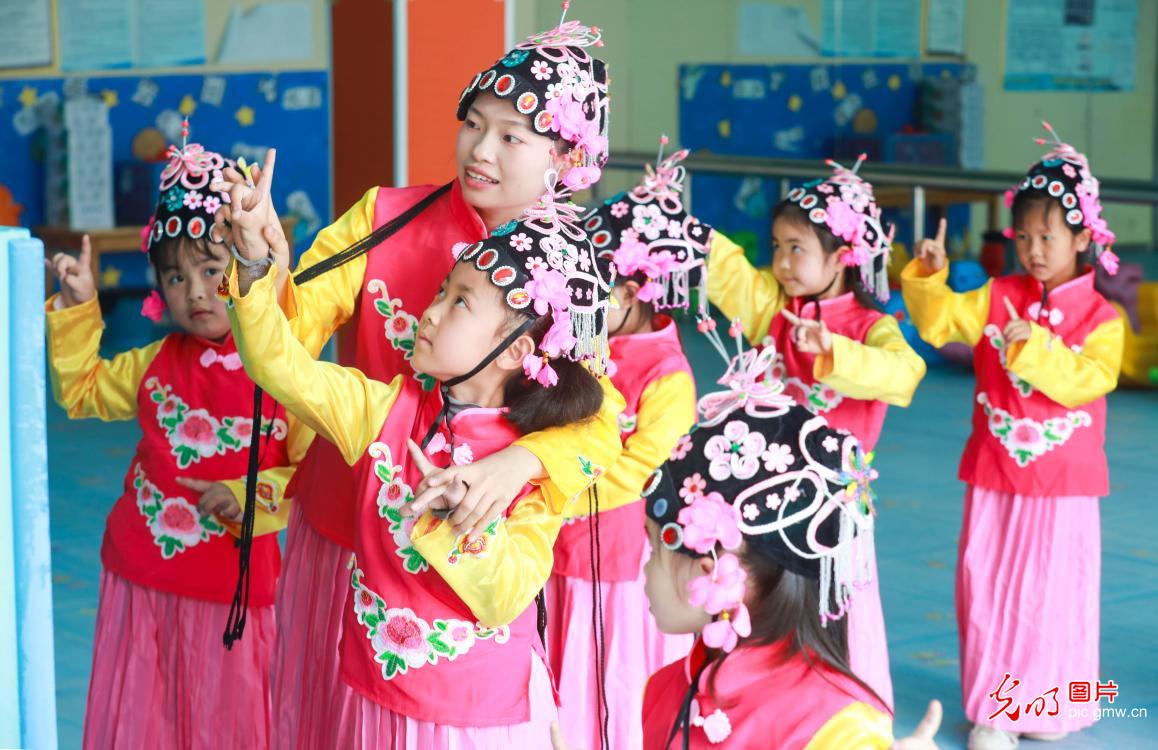 Children learn local opera in SW China's Guizhou Children learn local opera in SW China's Guizhou