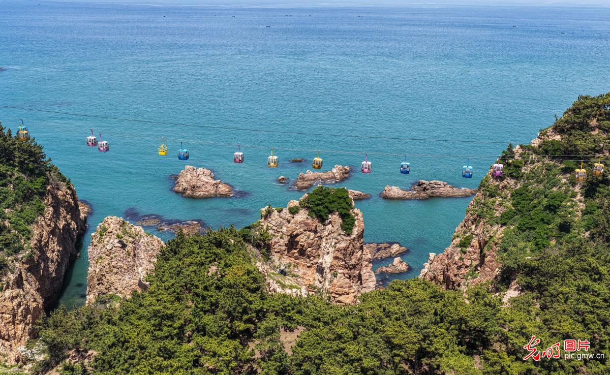 Visitors experience cross-sea cableway in E China's Shandong