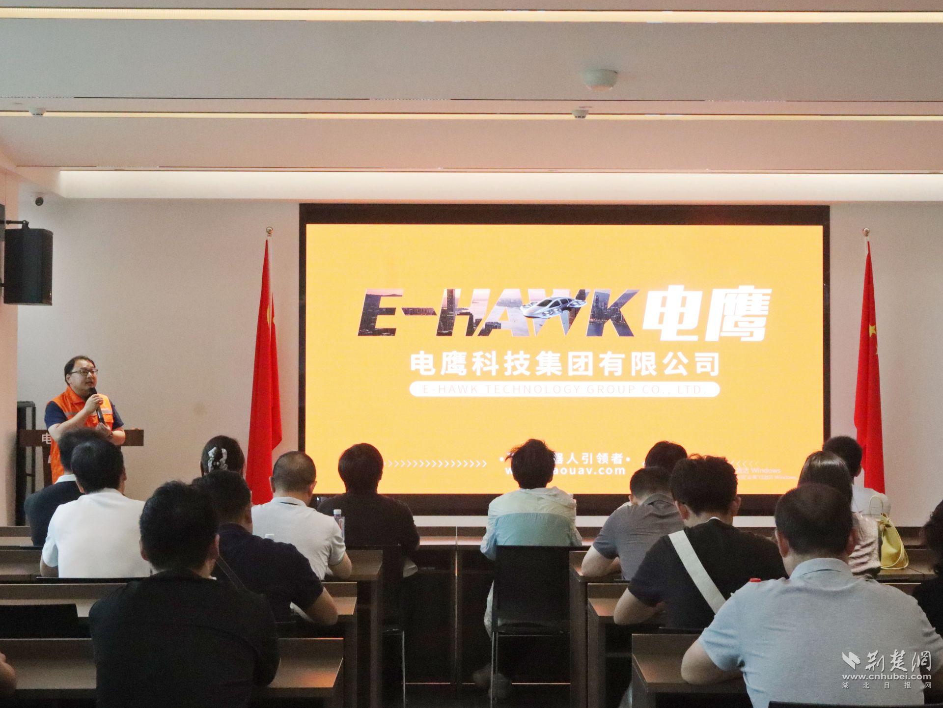学懂用AI!中南民大开展“AI技能+数智素养提升月”活动 AI企业参观现场,低空经济科普讲座。侯佳音 摄.jpg.jpg