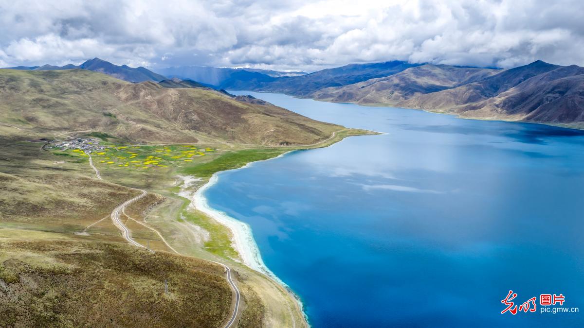Serene beauty of Yamdrok Lake amid mountains