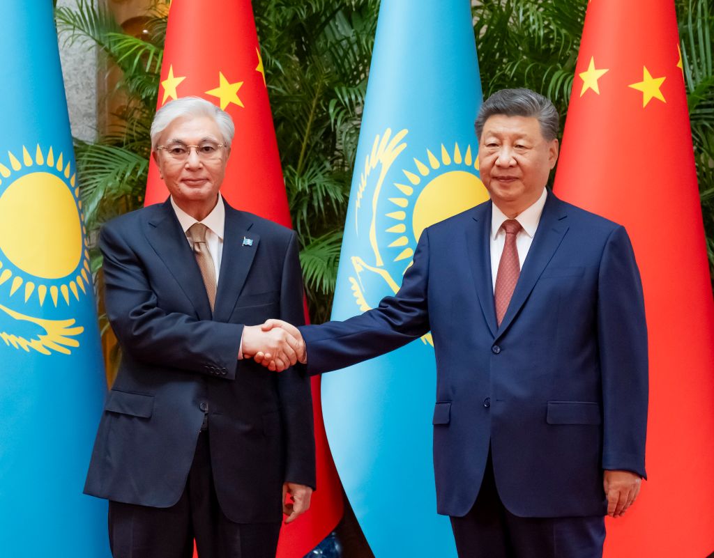 Xi meets Kazakh president in Shanghai