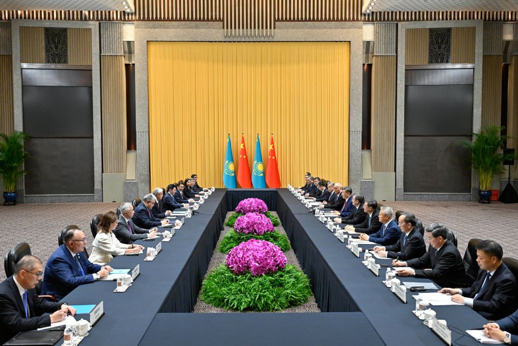 Xi meets Kazakh president in Shanghai