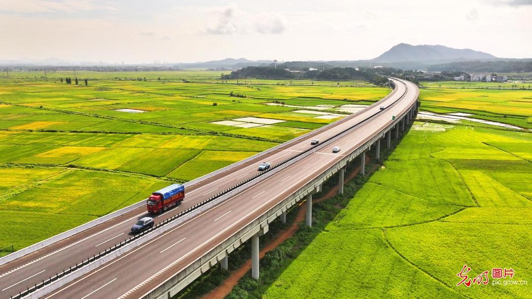 Highway winds through countryside in E China's Jiangxi Highway winds through countryside in E China's Jiangxi