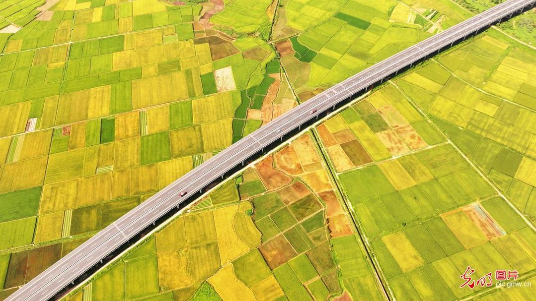 Highway winds through countryside in E China's Jiangxi Highway winds through countryside in E China's Jiangxi