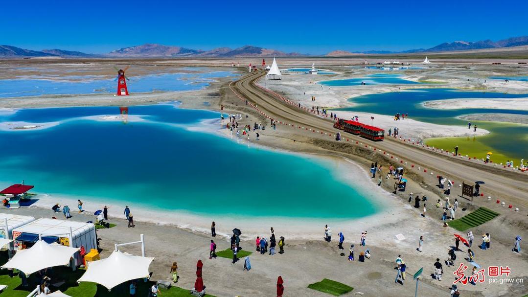Emerald Lake dazzles with vibrant colors in N China's Qinghai