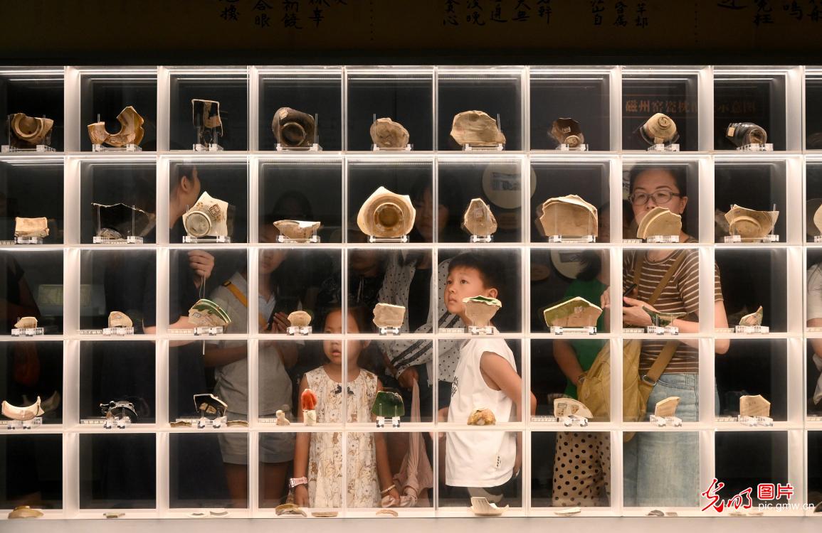 Children explore history at Handan Museum during summer vacation in N China's Hebei Children explore history at Handan Museum during summer vacation in N China's Hebei